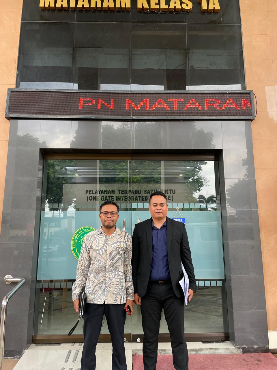 Foto Safran dan Adhar setelah sidang di Pengadilan